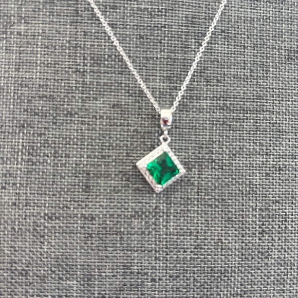 Elegant Silver Necklace with Green Pendant - Picture 5 of 6